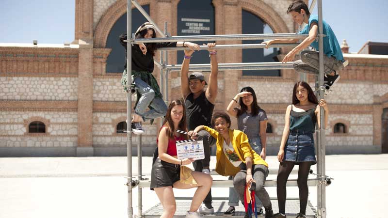 Algunos alumnos de Dentro Cine subidos en una estructura metálica