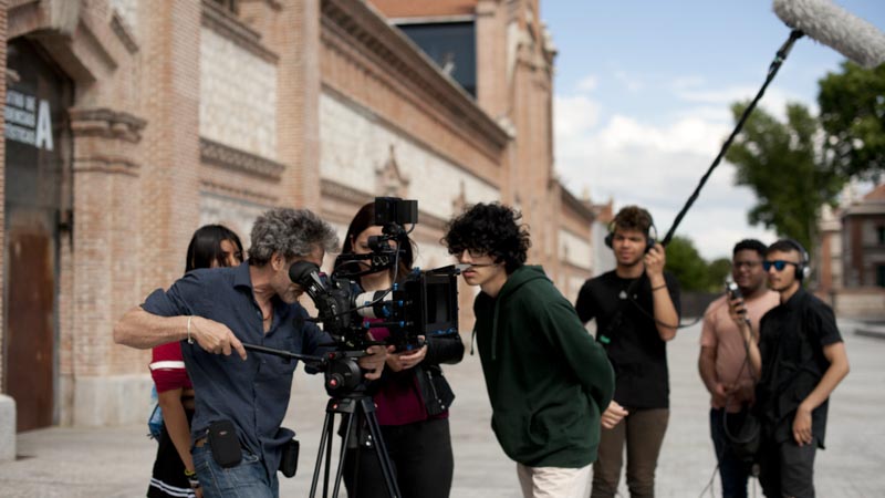 Alumnos del taller Dentro Cine junto a Pedro Sara en su preparación de la película