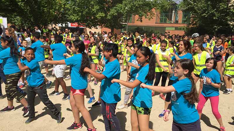 Flashmob en un colegio de Madrid, niños vestidos de diferentes colores bailando