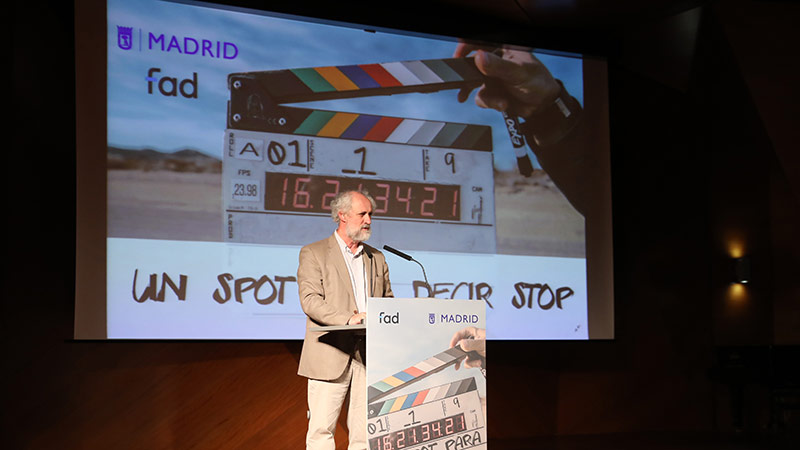 Luis Cueto entregando los premios del Festival de Cortos Solidarios
