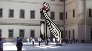 Patio interior del Museo Reina Sofia con una escultura de Roy Lichtenstein