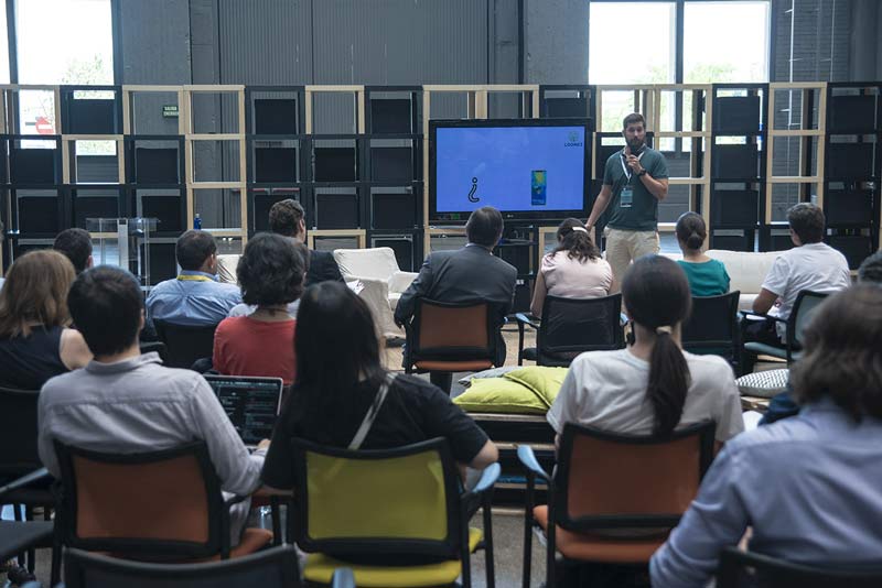 programa de aceleración gente atendiendo