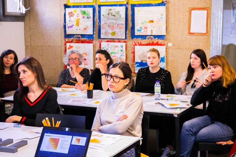 Mujeres recibiendo un taller en Femme Creators.