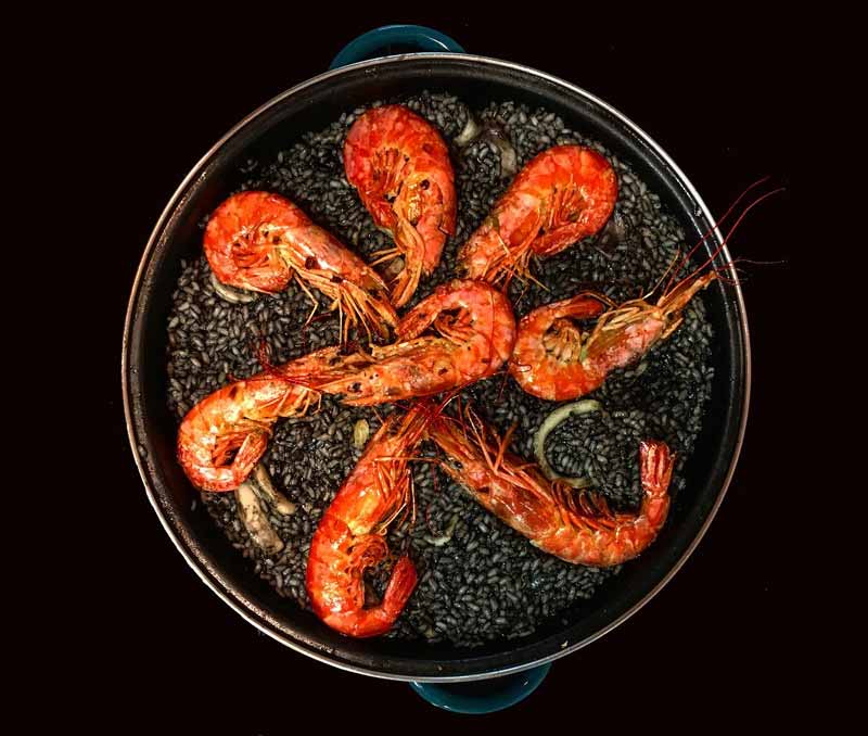 Arroz negro con gambones.