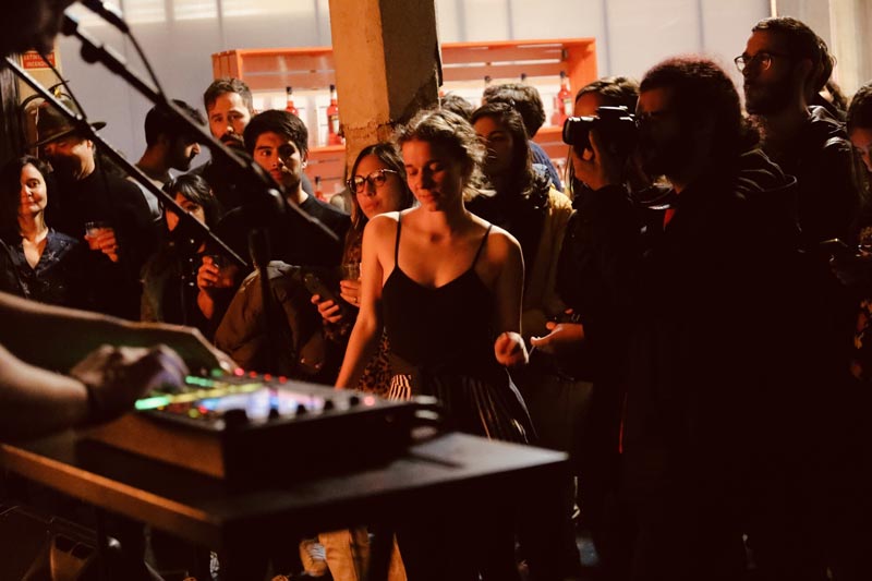 Una mujer dj actuando en Femme Creators.