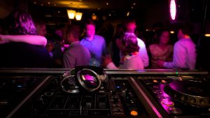 evento con pantallas led y altavoces