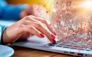 mujer escribiendo a ordenador