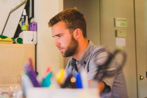 hombre en un escritorio mirando el ordenador